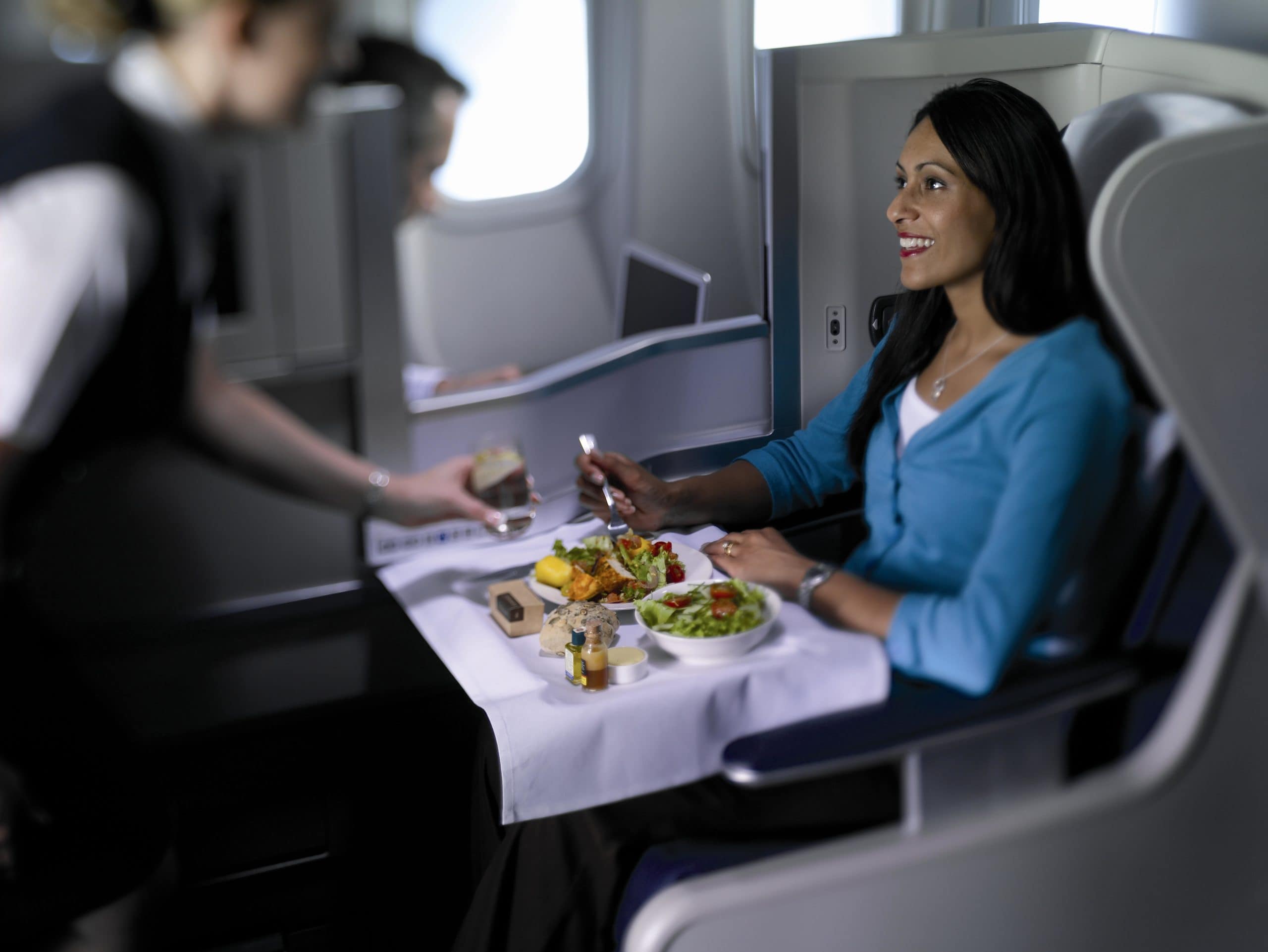 Обед в самолете. British Airways Business class еда. Еда в самолете. Стюардесса с едой. Еда на борту самолета.